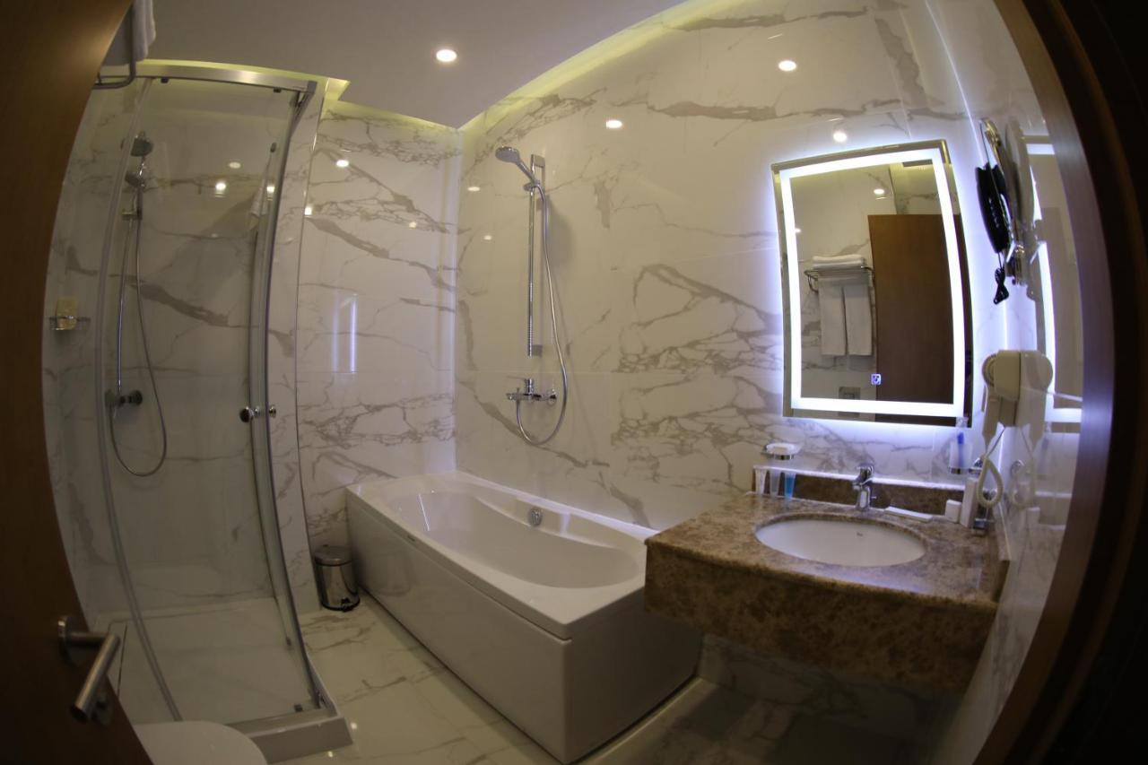 Madison Hotel Baku Bagian luar foto